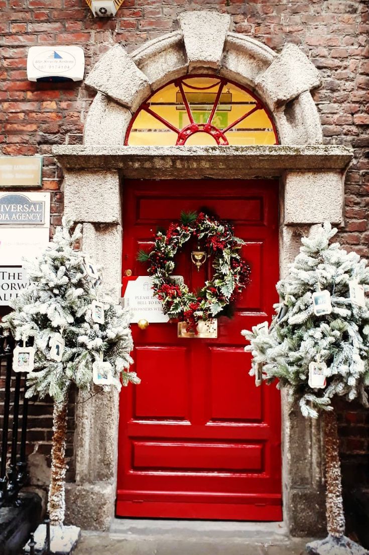 35+ Stunning Christmas Front Doors Decoration Ideas New 2021  Page 5
