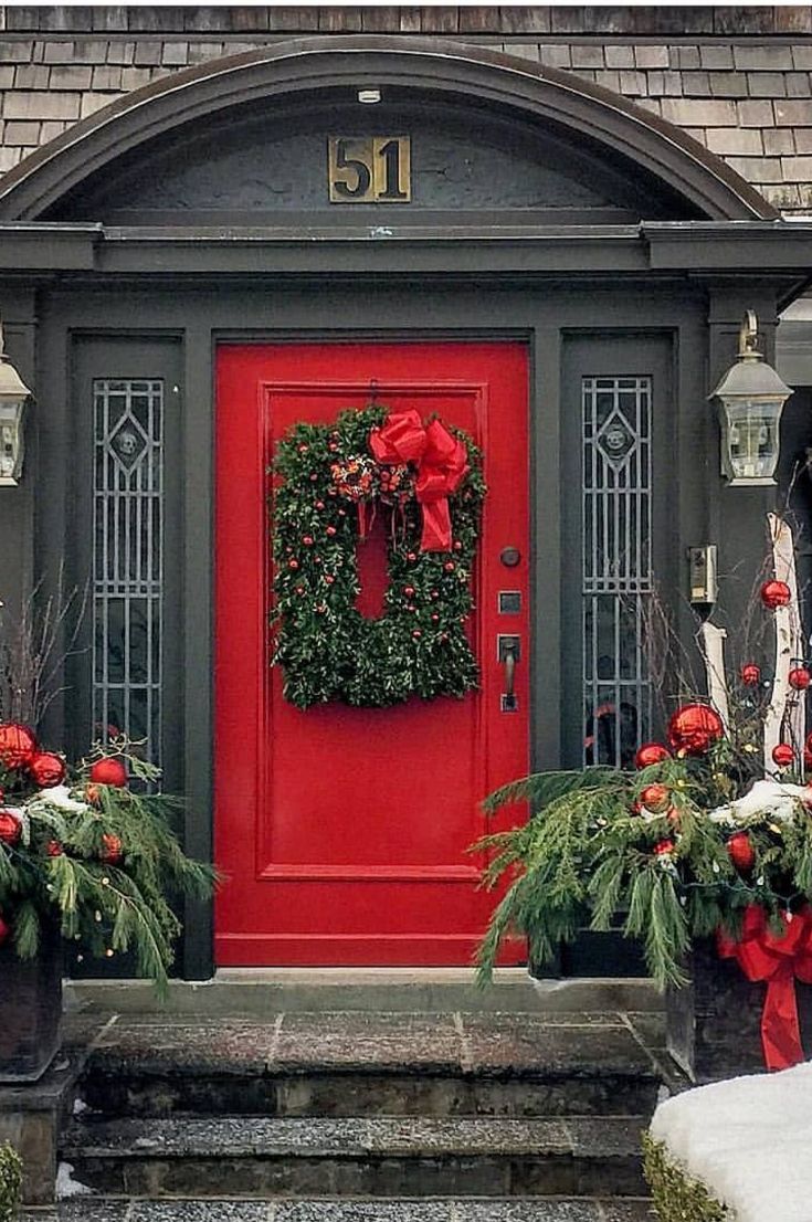 35+ Stunning Christmas Front Doors Decoration Ideas New 2021  Page 28