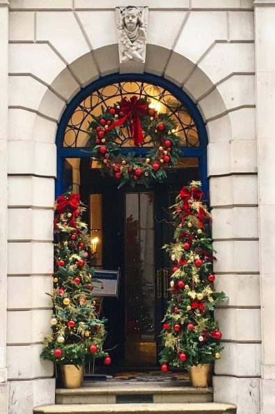 35-free-stunning-christmas-front-doors-decoration-ideas-new-2020