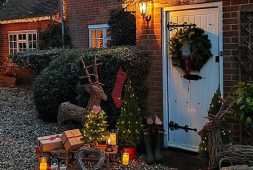 35-free-stunning-christmas-front-doors-decoration-ideas-new-2020