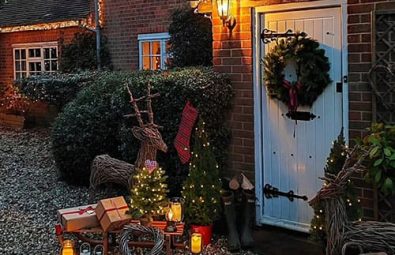 35-free-stunning-christmas-front-doors-decoration-ideas-new-2020