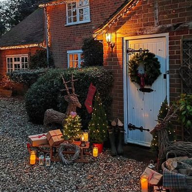 35-free-stunning-christmas-front-doors-decoration-ideas-new-2020