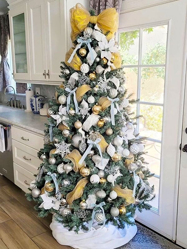 decorate christmas tree with ribbon