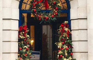 35-free-stunning-christmas-front-doors-decoration-ideas-new-2020