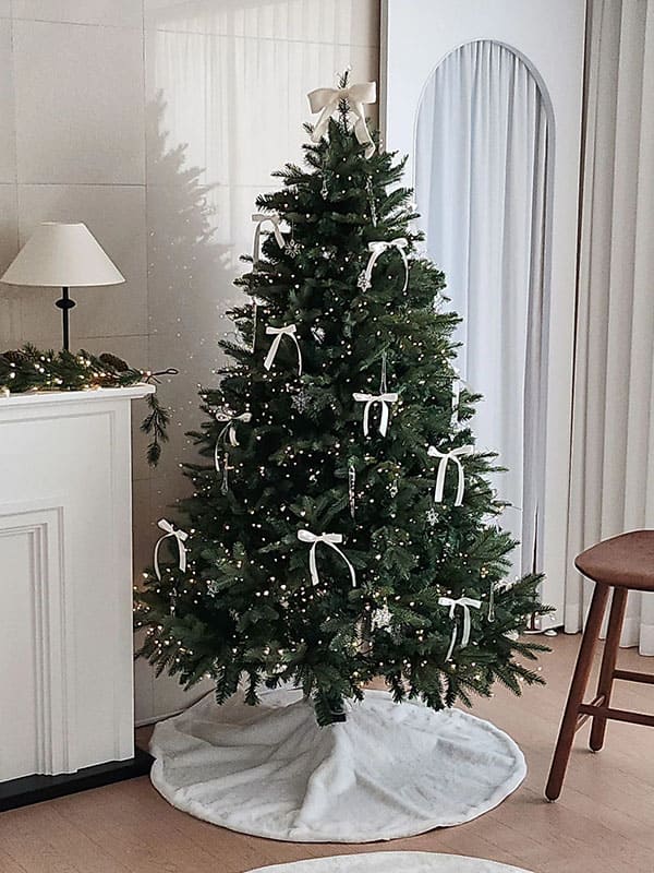 trendy christmas tree decor ideas 2024